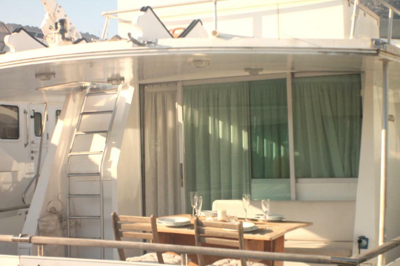 Your Own Private Yacht Sant Adria de Besos Exterior photo